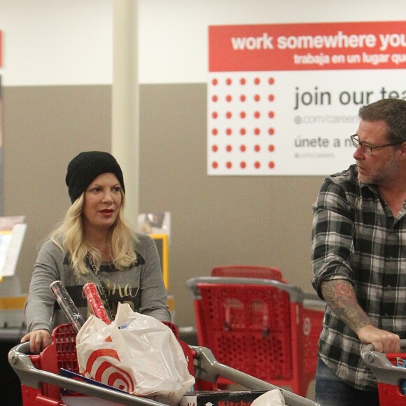 Tori Spelling et son mari Dean McDermot font du shopping avec leur fils Beau à Los Angeles le 22 décembre 2018.