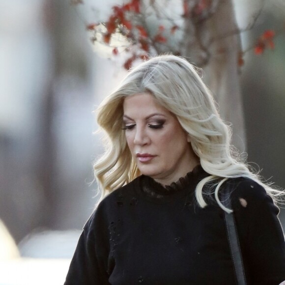 Tori Spelling s'est fait poser des extentions dans un salon de coiffure à Woodland Hills, le 11 décembre 2018