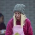 Exclusif - Tori Spelling aide sa fille Hattie à tenir son stand lors d'une "slime convention" dans le comté d'Orange à Irvine en Californie, le 9 décembre 2018.