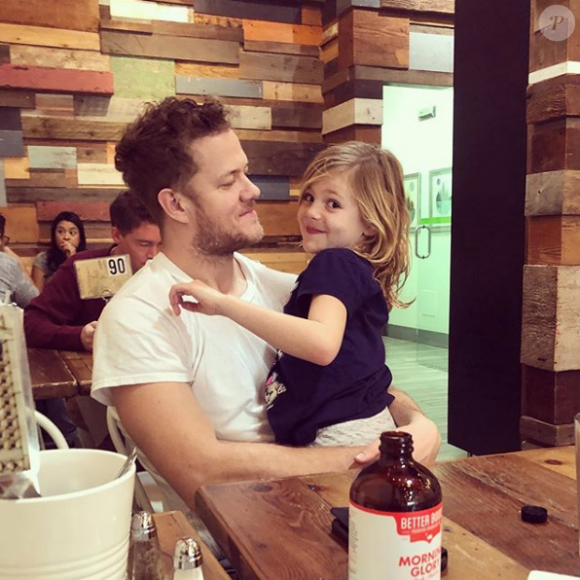 Dan Reynolds, le chanteur du groupe Imagine Dragons, sera papa pour la quatrième fois en octobre 2019.