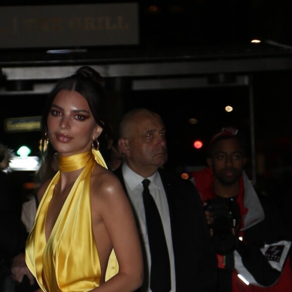 Emily Ratajkowski arrive à la soirée de mariage de M. Jacobs et C. Defrancesco à New York, le 6 avril 2019.