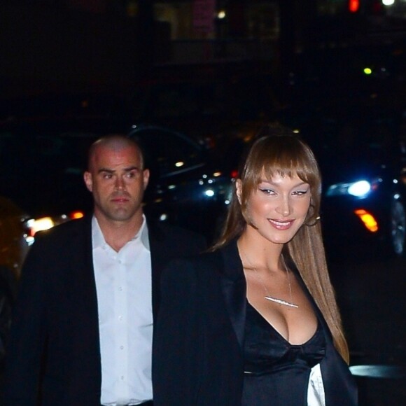 Bella Hadid et Gigi Hadid arrivent à la soirée de mariage de M. Jacobs et C. Defrancesco à New York, le 6 avril 2019.  Bella Hadid and Gigi Hadid look striking in pant suits as they arrive to Marc Jacobs' wedding reception in New York on April 6, 2019.06/04/2019 - New York