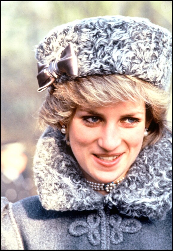 Archives- La princesse Lady Diana se promène en forêt, le 9 décembre 1983. 