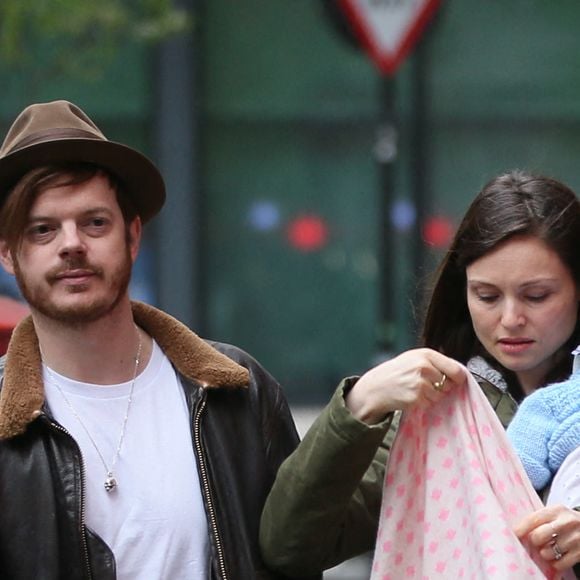 Sophie Ellis-Bextor avec son bébé Mickey et son mari Richard Jones à la sortie de BBC Radio Two le 9 avril 2019, à Londres.