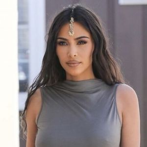 Exclusif - Kim Kardashian porte un bijou Tikka indien et un haut très moulant sans soutien-gorge en balade avec sa fille à Sherman Oaks. La petite est habillée en costume de princesse et porte un sac à paillettes avec son prénom inscrit dessus et des Doc Martens assorties! Kim et se rendent à une fête de mariage privée. Le 30 mars 2019.