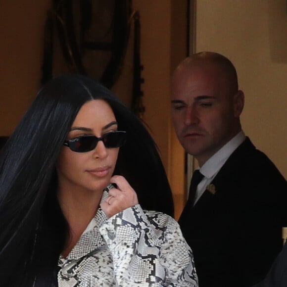 Kim Kardashian sort de la boutique Hermès à Paris le 25 mars 2019.