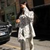 Kim Kardashian arrive chez Hermès à Paris le 25 mars 2019. Elle porte un ensemble motif python.