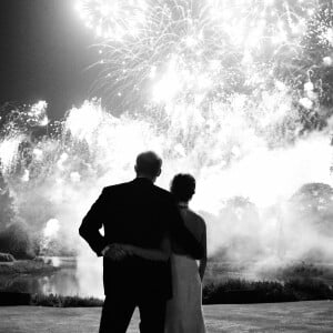 Le prince Harry, duc de Sussex, et Meghan Markle, duchesse de Sussex, lors de la réception de leur mariage à Frogmore House, Windsor, Royaume Uni, le 19 mai 2018. Cette photo figure sur la carte de Noël de leur altesse royale cette année.