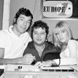 L'animateur Hubert Wayaffe, le chanteur Carlos et Sylvie Vartan lors de l'émission de radio "Salut les copains" sur Europe 1. 1969.