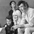 Madeleine Constant, Johnny Hallyday, Sylvie Vartan, l'animateur Hubert Wayaffe, le chanteur Carlos lors de l'émission de radio "Salut les copains" sur Europe 1. 1968.