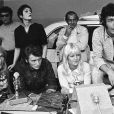 Madeleine Constant, Johnny Hallyday, Sylvie Vartan, l'animateur Hubert Wayaffe, le chanteur Carlos lors de l'émission de radio "Salut les copains" sur Europe 1. 1968.