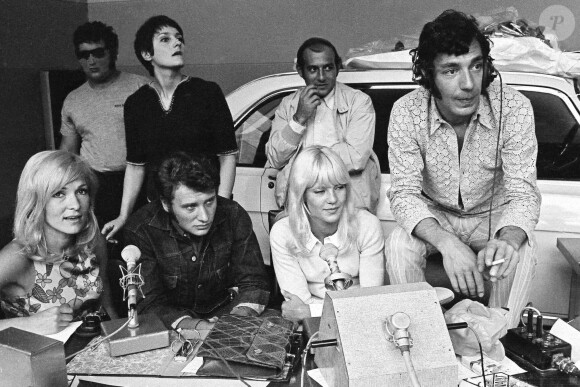 Madeleine Constant, Johnny Hallyday, Sylvie Vartan, l'animateur Hubert Wayaffe, le chanteur Carlos lors de l'émission de radio "Salut les copains" sur Europe 1. 1968.
