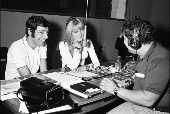 L'animateur Hubert Wayaffe, Sylvie Vartan et le chanteur Carlos lors de l'émission de radio "Salut les copains" sur Europe 1. 1968.
