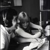 L'animateur Hubert Wayaffe, Sylvie Vartan et le chanteur Carlos lors de l'émission de radio "Salut les copains" sur Europe 1. 1969.