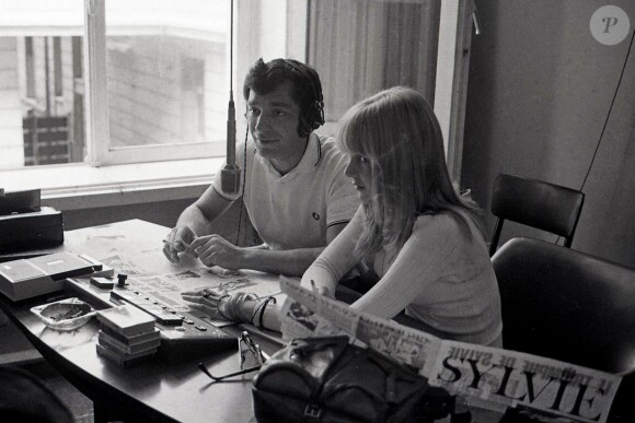 L'animateur Hubert Wayaffe, Sylvie Vartan lors de l'émission de radio "Salut les copains" sur Europe 1. 1969.