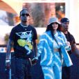 Exclusif - Kylie Jenner et son compagnon Travis Scott se rendent au festival Coachella, Kylie porte un bob beige et un ensemble en jean tye and dye. Indio, le 13 avril 2019.
