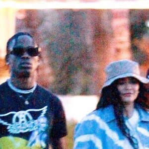 Exclusif - Kylie Jenner et son compagnon Travis Scott se rendent au festival Coachella, Kylie porte un bob beige et un ensemble en jean tye and dye. Indio, le 13 avril 2019.