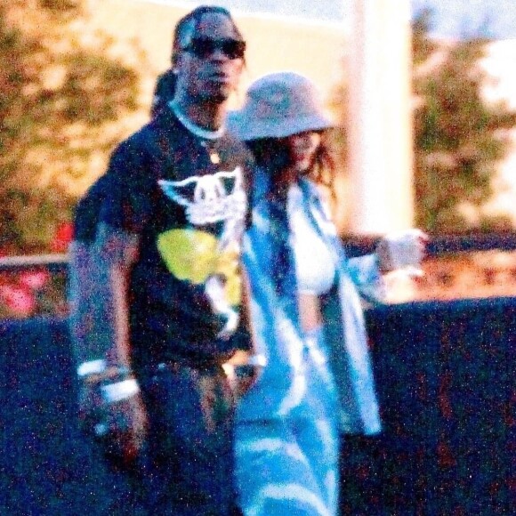 Exclusif - Kylie Jenner et son compagnon Travis Scott se rendent au festival Coachella, Kylie porte un bob beige et un ensemble en jean tye and dye. Indio, le 13 avril 2019.