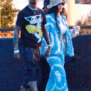 Exclusif - Kylie Jenner et son compagnon Travis Scott se rendent au festival Coachella, Kylie porte un bob beige et un ensemble en jean tye and dye. Indio, le 13 avril 2019.