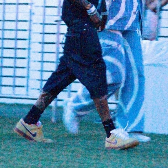 Exclusif - Kylie Jenner et son compagnon Travis Scott se rendent au festival Coachella, Kylie porte un bob beige et un ensemble en jean tye and dye. Indio, le 13 avril 2019.