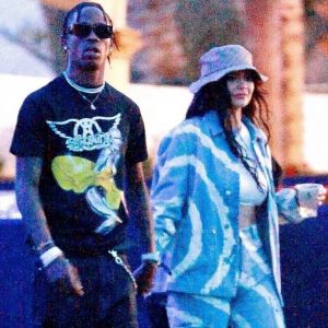 Exclusif - Kylie Jenner et son compagnon Travis Scott se rendent au festival Coachella, Kylie porte un bob beige et un ensemble en jean tye and dye. Indio, le 13 avril 2019.