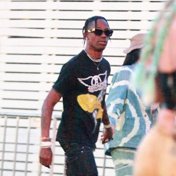 Exclusif - Kylie Jenner et son compagnon Travis Scott se rendent au festival Coachella, Kylie porte un bob beige et un ensemble en jean tye and dye. Indio, le 13 avril 2019.