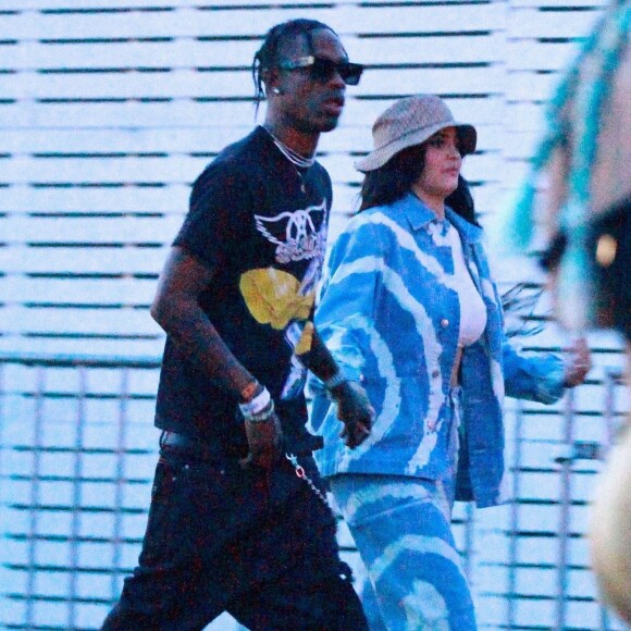 Exclusif - Kylie Jenner et son compagnon Travis Scott se rendent au festival Coachella, Kylie porte un bob beige et un ensemble en jean tye and dye. Indio, le 13 avril 2019.