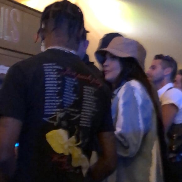 Exclusif - Kylie Jenner et son compagnon Travis Scott se rendent au festival Coachella, Kylie porte un bob beige et un ensemble en jean tye and dye. Indio, le 13 avril 2019.