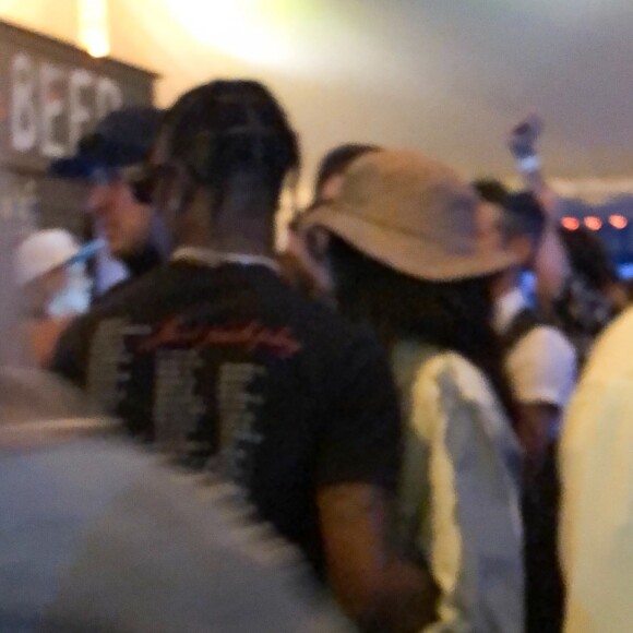 Exclusif - Kylie Jenner et son compagnon Travis Scott se rendent au festival Coachella, Kylie porte un bob beige et un ensemble en jean tye and dye. Indio, le 13 avril 2019.