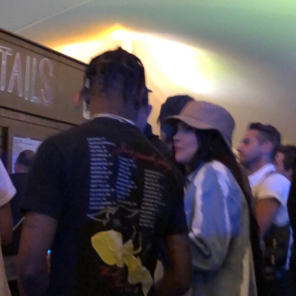 Exclusif - Kylie Jenner et son compagnon Travis Scott se rendent au festival Coachella, Kylie porte un bob beige et un ensemble en jean tye and dye. Indio, le 13 avril 2019.