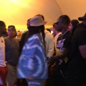 Exclusif - Kylie Jenner et son compagnon Travis Scott se rendent au festival Coachella, Kylie porte un bob beige et un ensemble en jean tye and dye. Indio, le 13 avril 2019.