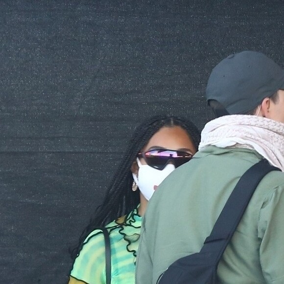 Exclusif - Jordyn Woods porte un masque pour se protéger de la poussière du désert, plus tard on la retrouve très proche d'un ami pendant le festival Coachella, Indio, le 12 avril 2019.