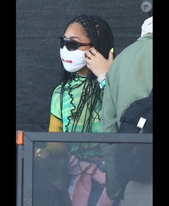 Exclusif - Jordyn Woods porte un masque pour se protéger de la poussière du désert, plus tard on la retrouve très proche d'un ami pendant le festival Coachella, Indio, le 12 avril 2019.
