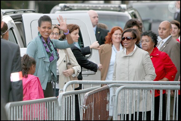 Michelle Obama et ses filles Sasha et Malia près de la tour Eiffel en 2009 à Paris