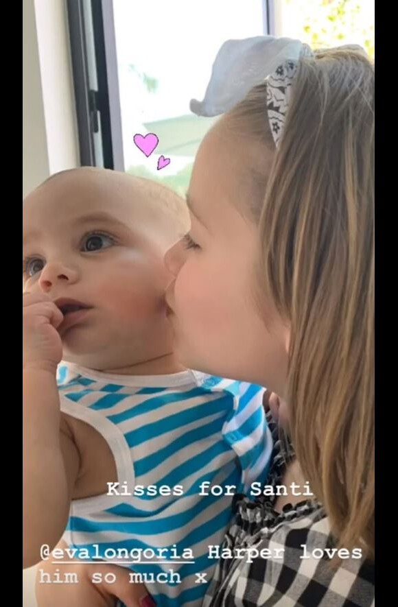 Victoria Beckham a passé du temps chez Eva Longoria, en compagnie de sa fille Harper, à Los Angeles, le 15 avril 2019 et a partagé des photos sur Instagram.