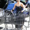 Exclusif - Eva Longoria sort d'un supermarché à Los Angeles, le 14 avril 2019.