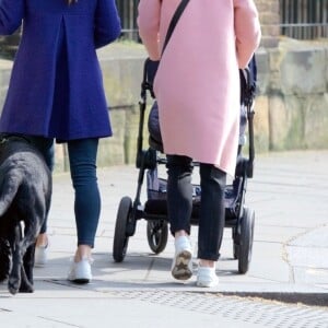 Pippa Middleton se promène avec son fils Arthur, ses chiens et une amie à Londres le 15 avril 2019.