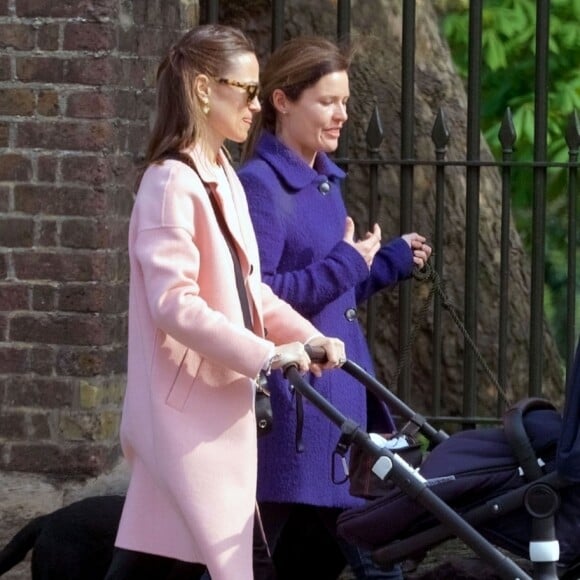 Pippa Middleton se promène avec son fils Arthur, ses chiens et une amie à Londres le 15 avril 2019.