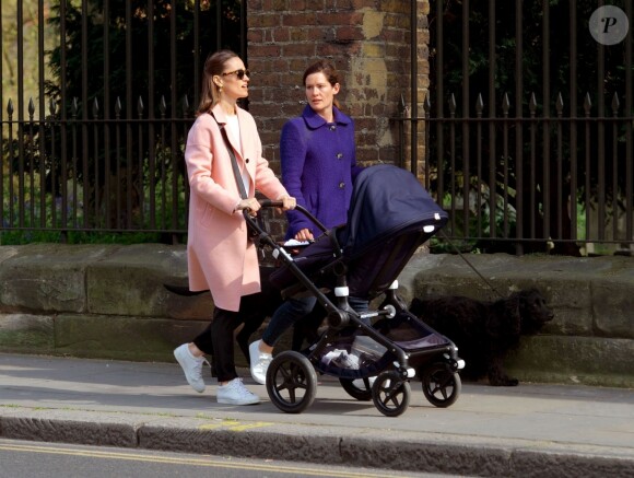 Pippa Middleton se promène avec son fils Arthur, ses chiens et une amie à Londres le 15 avril 2019.