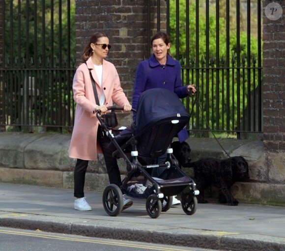 Pippa Middleton se promène avec son fils Arthur, ses chiens et une amie à Londres le 15 avril 2019.
