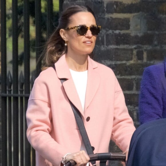 Pippa Middleton se promène avec son fils Arthur, ses chiens et une amie à Londres le 15 avril 2019.