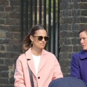 Pippa Middleton se promène avec son fils Arthur, ses chiens et une amie à Londres le 15 avril 2019.