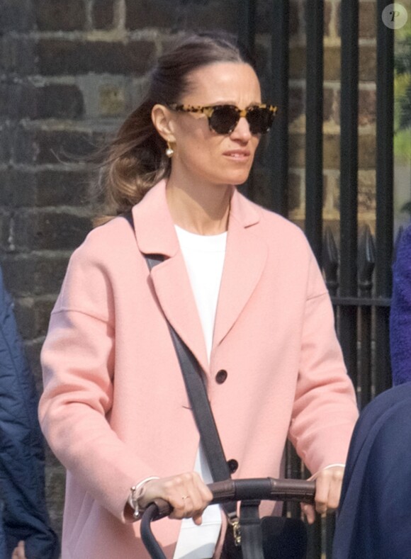 Pippa Middleton se promène avec son fils Arthur, ses chiens et une amie à Londres le 15 avril 2019.