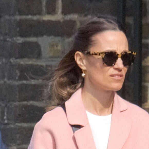 Pippa Middleton se promène avec son fils Arthur, ses chiens et une amie à Londres le 15 avril 2019.