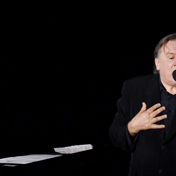 Exclusif - Gérard Depardieu chante "Barbara" sur la scène du palais des congrès Atlantia en pré-ouverture du 5ème festival du cinéma et musique de film de la Baule le 4 novembre 2018.  © José Texeira/Bestimage