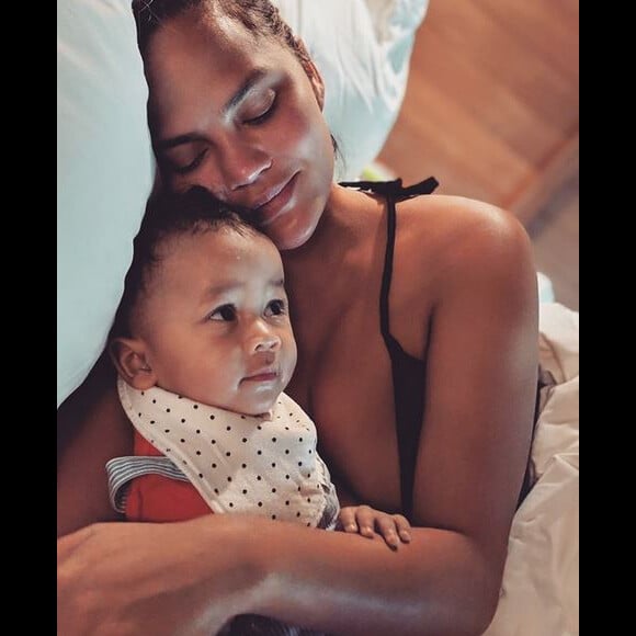 Chrissy Teigen et son fils Miles.