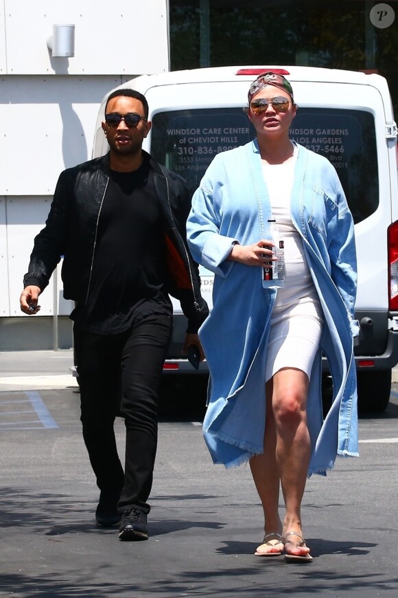Exclusif - John Legend et sa femme Chrissy Teigen enceinte sont allés faire du shopping chez Container Store à The Grove à Los Angeles, le 15 mai 2018.
