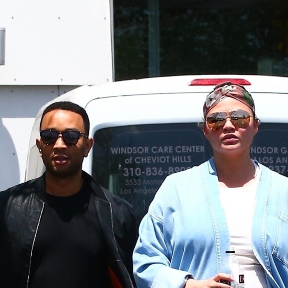 Exclusif - John Legend et sa femme Chrissy Teigen enceinte sont allés faire du shopping chez Container Store à The Grove à Los Angeles, le 15 mai 2018.