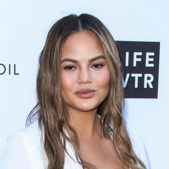 Chrissy Teigen enceinte à la 4ème soirée annuelle Daily Front Row à l'hôtel Beverly Hills à Los Angeles, le 8 avril 2018.