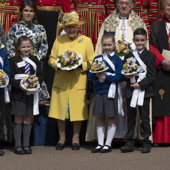 La reine Elizabeth II, accompagnée par la princesse Eugenie d'York, honorait la tradition du Royal Maundy en la chapelle St George au château de Windsor le 18 avril 2019. La souveraine y a remis des bourses contenant des pièces de monnaie à 93 bénéficiaires, soit autant que son âge (93 ans au 21 avril 2019).